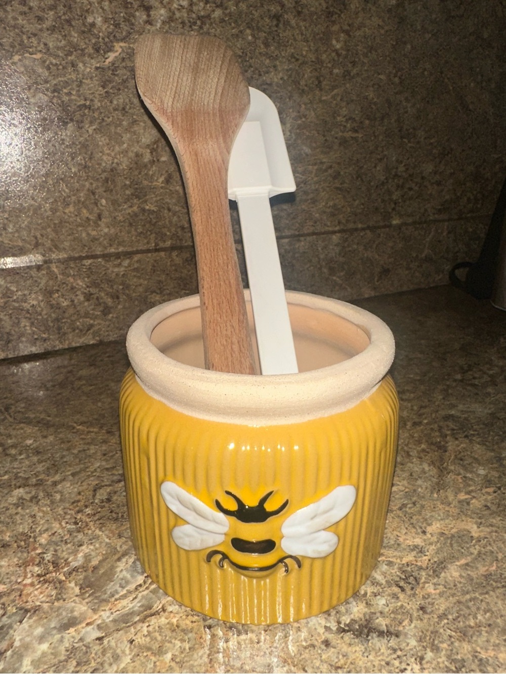 Honeybee Kitchen Bundle New with Spoon Holder & Rest/Cutting Board/Mitts/Holders - Picture 7 of 8